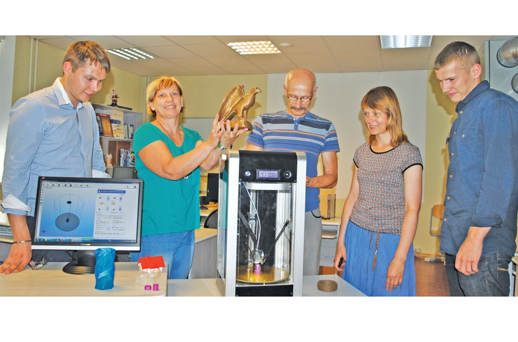 No “tukša gaisa” var rasties reāls priekšmets. SIA “Mass portal” pārdošanas vadītājs Kristers Moisejs (no kreisās), Aija Romanovska un Guntis Romanovskis, ekonomikas skolotāja Zane Sirmace un “Mass portal” speciālists Kristaps Bumbulis mācās 3D printera vadību.
Autors: Imants Kaziļuns