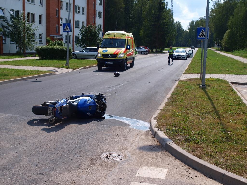 SEKAS. Motociklists “piezemējās” pēc aptuveni 20 metru lidojuma. Braucamais nokrita mazliet tālāk.