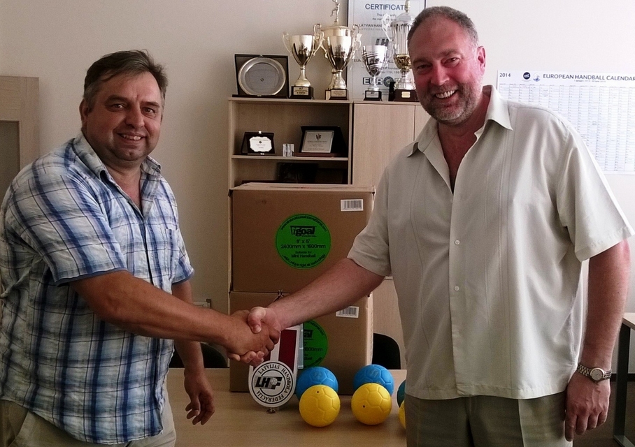 Pirmie saņem dāvanu. Latvijas Handbola federācijas ģenerālsekretārs Anrijs Brencāns (pa labi) pasniedz minihandbola komplektu A. Upīša Skrīveru vidusskolas direktoram Aldim Rakstiņam.
Autors: no www.handball.lv