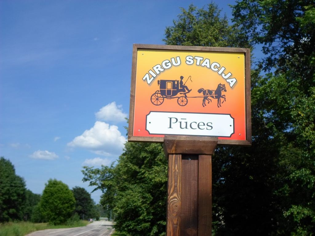 Vizuāli pievilcīgi un intriģējoši — tādi ir zirgu pajūga pieturvietas stabiņi. 