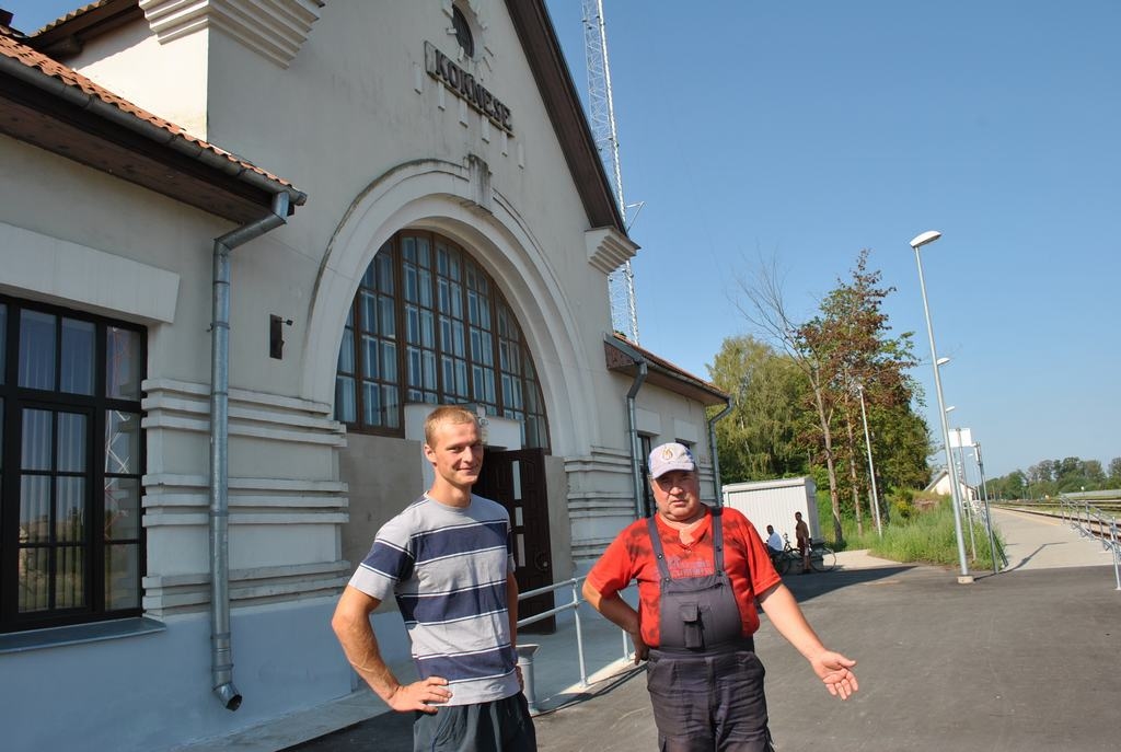 LOGI CIET. “Tas ir labi, ka remontē, bet divu dzelzceļa stacijas logu aizmūrēšana sabojā ēkas vēsturisko izskatu,” domā “Latvijas dzelzceļa” elektromehāniķis Juris Daukšts (no labās). Viņam piekrīt arī koknesietis Raivis Kupšāns. 
Autors: Guna Mikasenoka