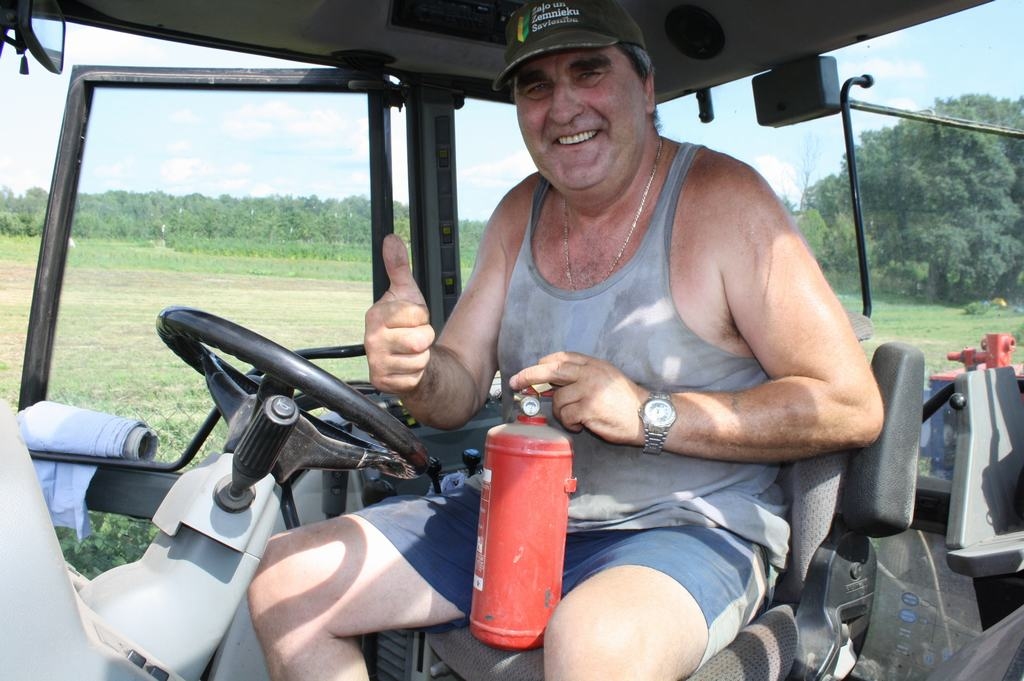 Bulta uz zaļā, tātad darbojas. Andris Liflands rāda, ka traktorā ir arī ugunsdzēšamais aparāts.
Autors: Imants Kaziļuns