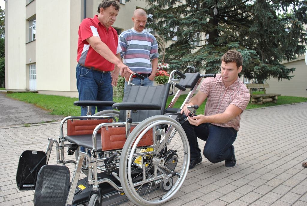 Svarīgi droši nostiprināt. Firmas “Tehnovers” pārstāvis Mairis Cibulis (no labās) izrāda sociālās aprūpes centra “Ziedugravas” transporta vadītājam Pāvelam Pokidovam un skrīverietim Jānim Jansonam (vidū) pacēlāja darbības īpatnības.
Autors: Imants Kaziļuns