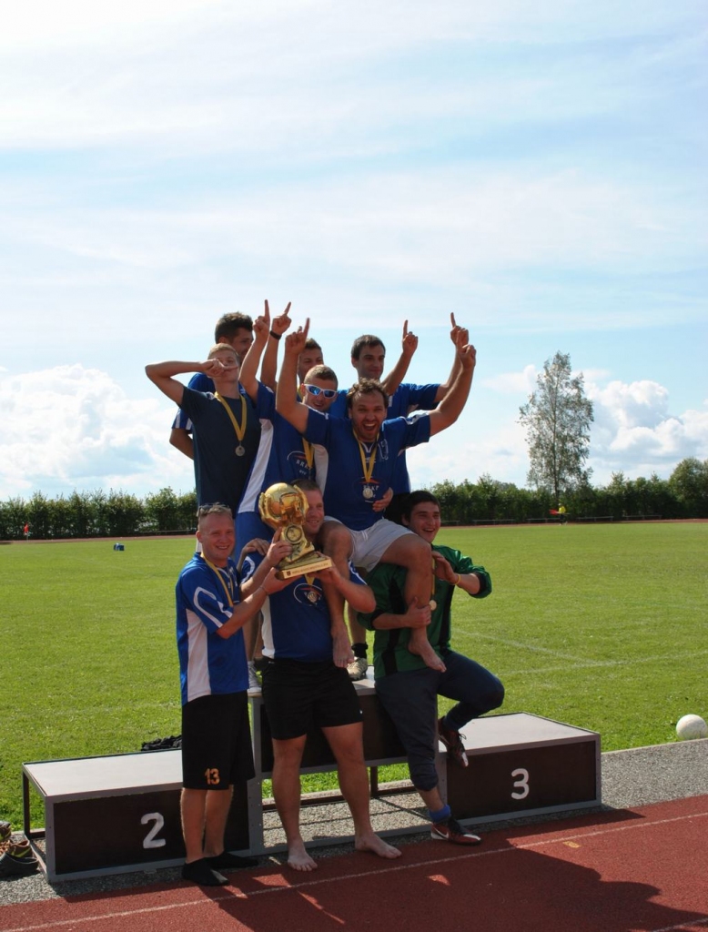 Viegla uzvara. Koknesieši pārliecinoši uzvarēja uzņēmuma “Vairogi AB” kausa izcīņā minifutbolā un priecājās par iegūto kausu.
Autors: Ginta Grincēviča