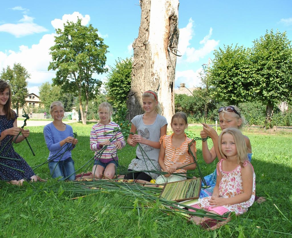 TOP DEKORI CENTRAM. Gleznas un “bizes” meitenes darina no Likteņdārzā salasītajiem meldriem. 
Autors: Evita Apiņa