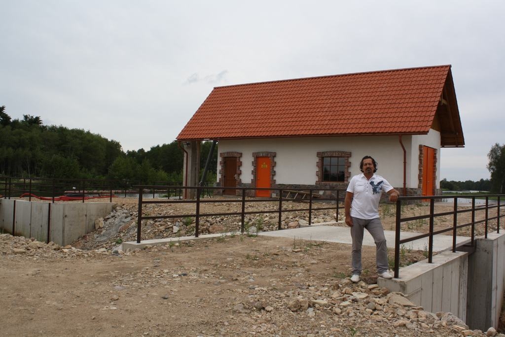 DOMĀ ZAĻI. Hidroelektrostacijas būve iederas ainavā. Attēlā — Ivars Ankravs.
Autors: Sandra Pumpure