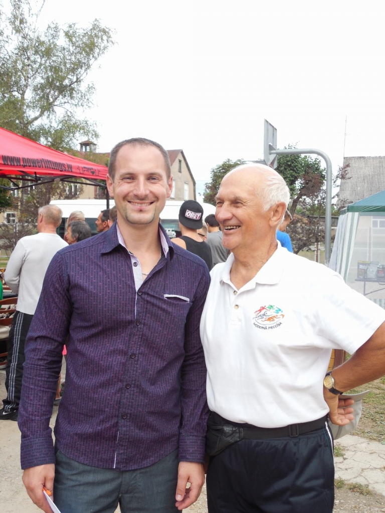 STRĀDĀ AR JAUNAJIEM TALANTIEM. Šī sportaveida attīstībā lielu darbu ieguldījuši Klintaines trenažieru zāles vadītājs treneris Raimonds Baltiņš (pa labi) un Aleksandrs Andronovs, kurš ar audzēkņiem strādā gan Pļaviņās, gan Jēkabpilī. 
Autors: Sandra Pumpure