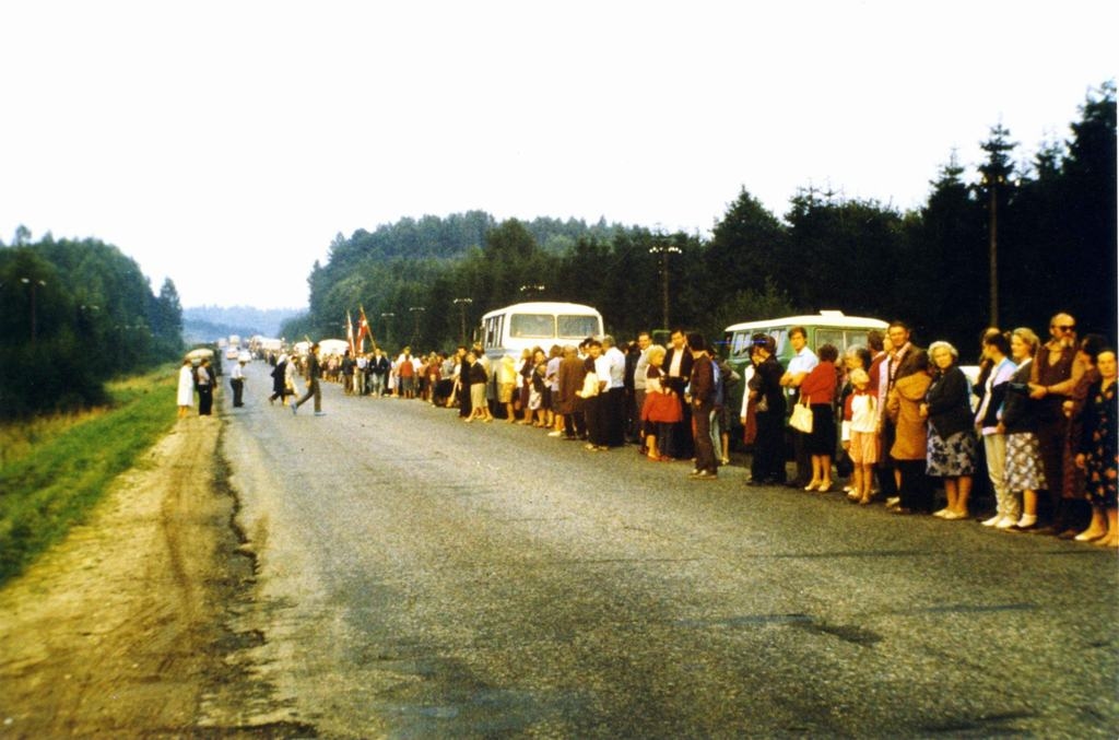 Viena no retajām fotogrāfijām. Aizkraukles (toreiz Stučkas) rajona ļaudis “Baltijas ceļā”.
Autors: Jānis Tālbergs. Foto no Aizkraukles vēstures un mākslas muzeja arhīva