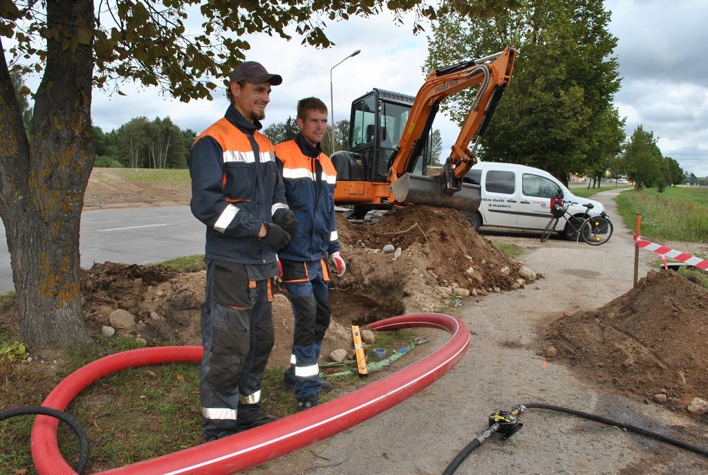 JĀURBJ ZEM IELAS.  Lai topošajai automazgātavai nodrošinātu elektrību, ar caurduršanas metodi kabelis jāierīko zem Gaismas ielas — stāsta SIA “Hanza—elektro” līniju strādnieks no Kokneses Edžus Zemīts (no kreisās) un Artjoms Kruks.
Autors: Guna Mikasenoka