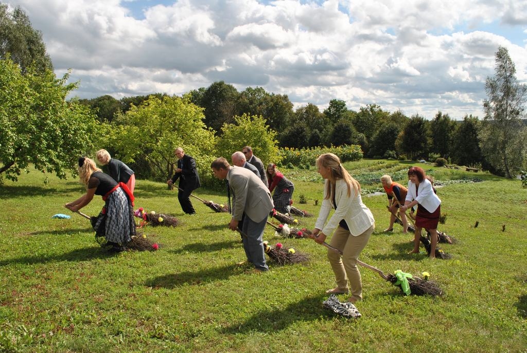 VISPIRMS BURAMVĀRDI. Raganu lidlaukā viesi mācās lidot ar slotām. 
Autors: Guna Mikasenoka