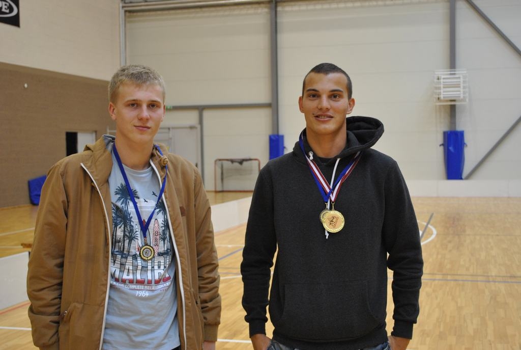 Spēlē, cik spēka. Gatis Egle (pa kreisi) ar komandas biedru  Raivi Kurniginu, kuru atzina par kausa izcīņas labāko uzbrucēju.
Autors: Ginta Grincēviča