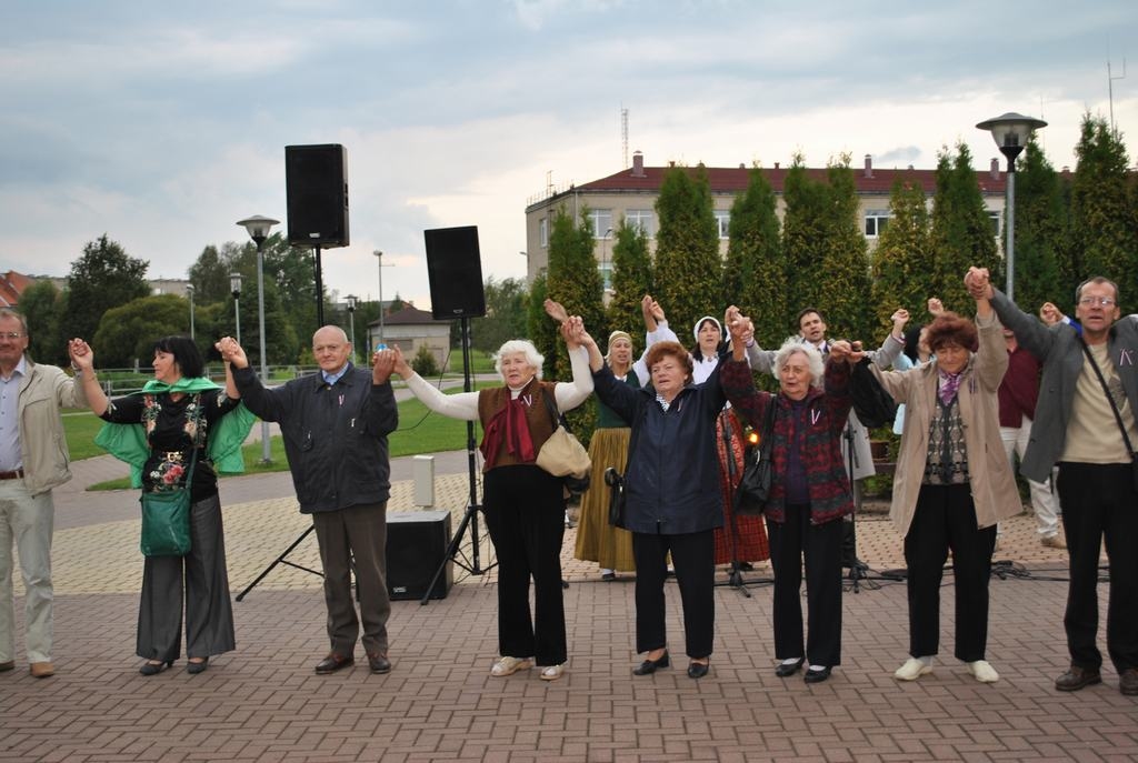 Vienoti. Sadevušies rokās, sanākušie vienojās kopīgās dziesmās. 
Autors: Ginta Grincēviča