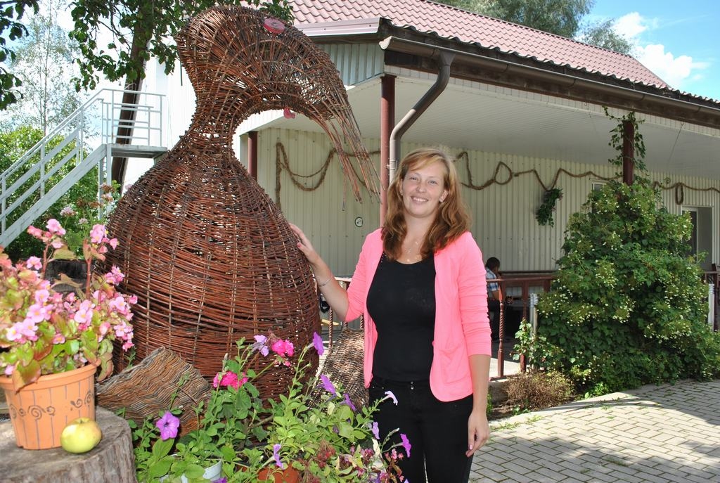 DIVATĀ AR “PALĪDZI”. Valsts sociālās aprūpes centra “Latgale” Mēmeles filiālē sabiedrisko attiecību speciāliste Māra Sirsniņa un dārznieces Dzidras Ivanovas jaunākais veidojums  —  milzu dzērve, kas tuvākajā apkaimē “uzrauga” kārtību. 
Autors: Guna Mikasenoka