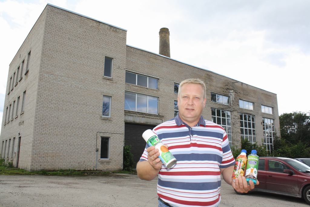 Pārbaudīti. Jānis Krēsliņš teic, ka šie līdzekļi palīdz augiem izaugt raženākiem.
Autors: Imants Kaziļuns