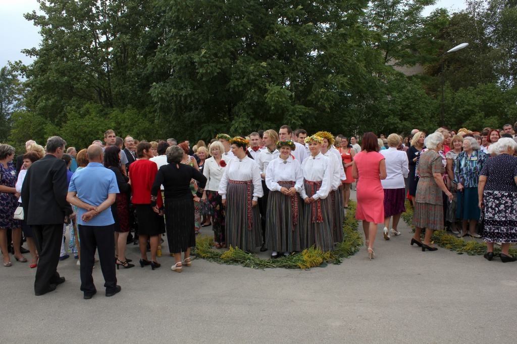 Gluži kā Dziesmu svētkos. Viena no dāvanām skolai jubilejā bija absolventu apvienotais tautasdeju ansamblis.
Autors: Vilnis Celmiņš