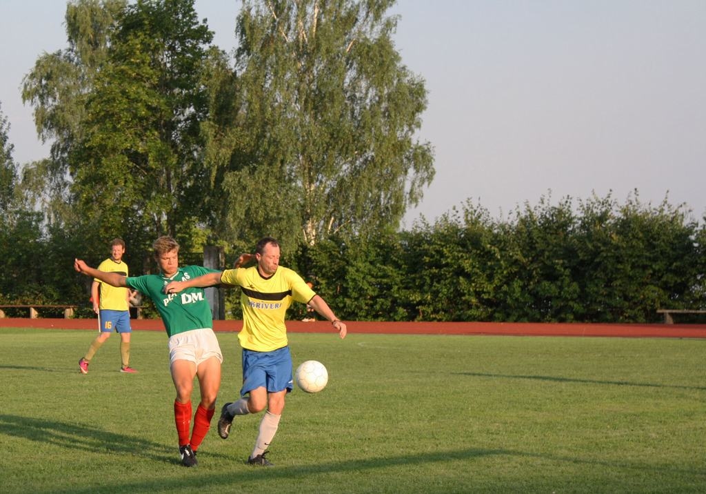 Aizkraukles reģionā līderi. Lai gan “Syform” pirmās līgas futbola čempionātā vienība “Pļaviņas DM” ieņem pēdējo vietu, vietējos turnīros viņi ir pārliecinoši līderi.
Autors: no “Staburaga” arhīva