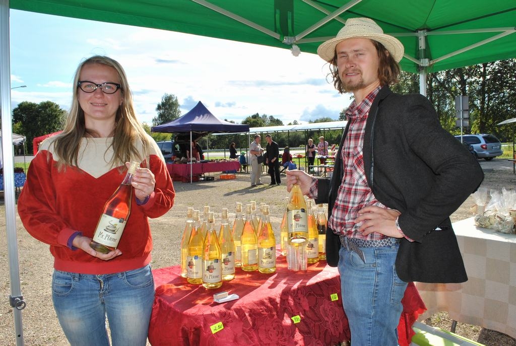 Pircēji sūdzoties, ka pārāk daudz var izdzert. Daces un Māra Plūmju izsmalcinātais humors tikpat patīkams, kā viņu gatavotais dzēriens.
Autors: Imants Kaziļuns