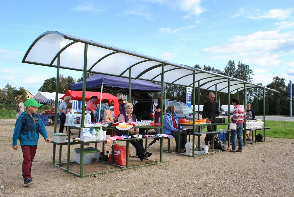 Latvietis vienmēr pratis izdzīvot. Skrīveros pulcējas pirkt un pārdot gribētāji.
Autors: Imants Kaziļuns