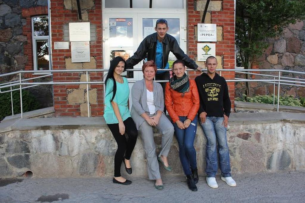 DARA KOPĀ. Projekta darba grupa — aktivitāšu vadītāja Liene Lakstīgala (no kreisās), projekta vadītāja Ināra Upeniece, aktivitātes “Pilsoniskā līdzdalība — par vai pret?” vadītāja Viktorija Minajeva, Maksims Magičs un projekta  IT speciālists Andrejs Sīmanis (augšā).
Autors: no “Jauniešu biedrības — CENTRS” arhīva 