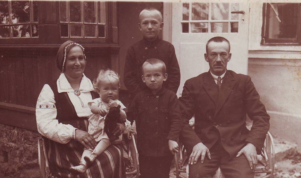 “Lejas Ziedu” ģimene. No labās — saimnieks Jānis Māršavs, stāv vecākais dēls Jānis, dēls Valdis, saimniece Anna Māršava klēpī tur Mildu. 1931. g.
Autors: no ģimeņu albumiem