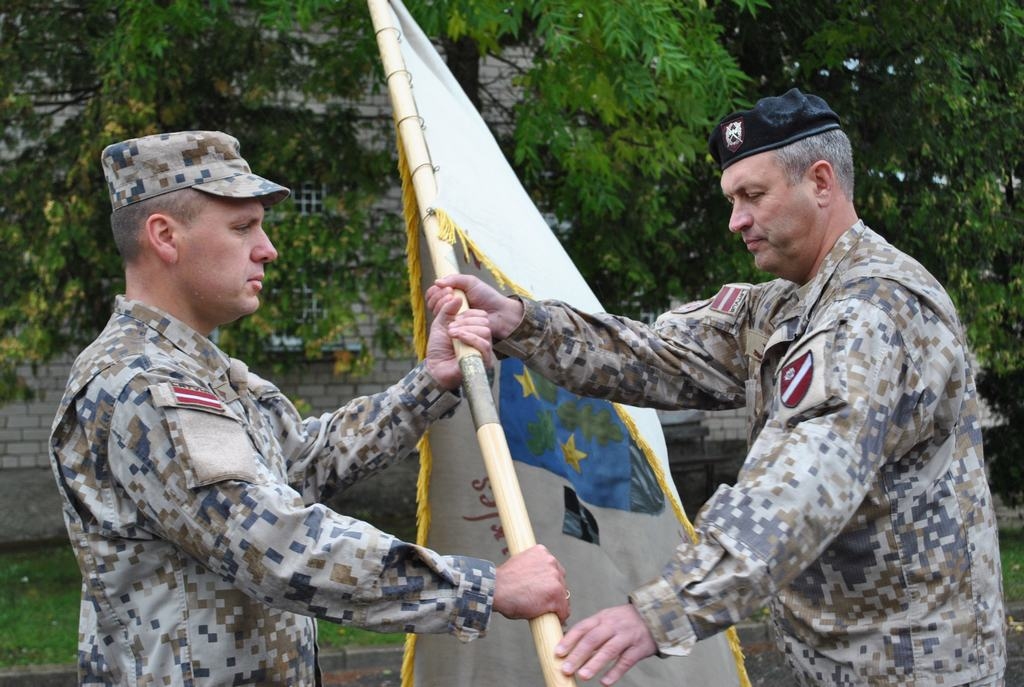 Svinīgā ceremonija. Latvijas zemessardzes komandieris brigādes ģenerālis Leonīds Kalniņš (pa labi) nodod zemessardzes 55. kājnieku bataljona karogu jaunajam komandierim majoram Ingum Manfeldam. 
Autors: Imants Kaziļuns