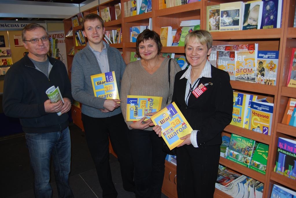 Silvija Strautmane (no labās) ar Lietuvas kolēģiem un vienu no viņas adaptētajām mācību grāmatām latviešu bērniem.
Autors: no Silvijas Strautmanes albuma