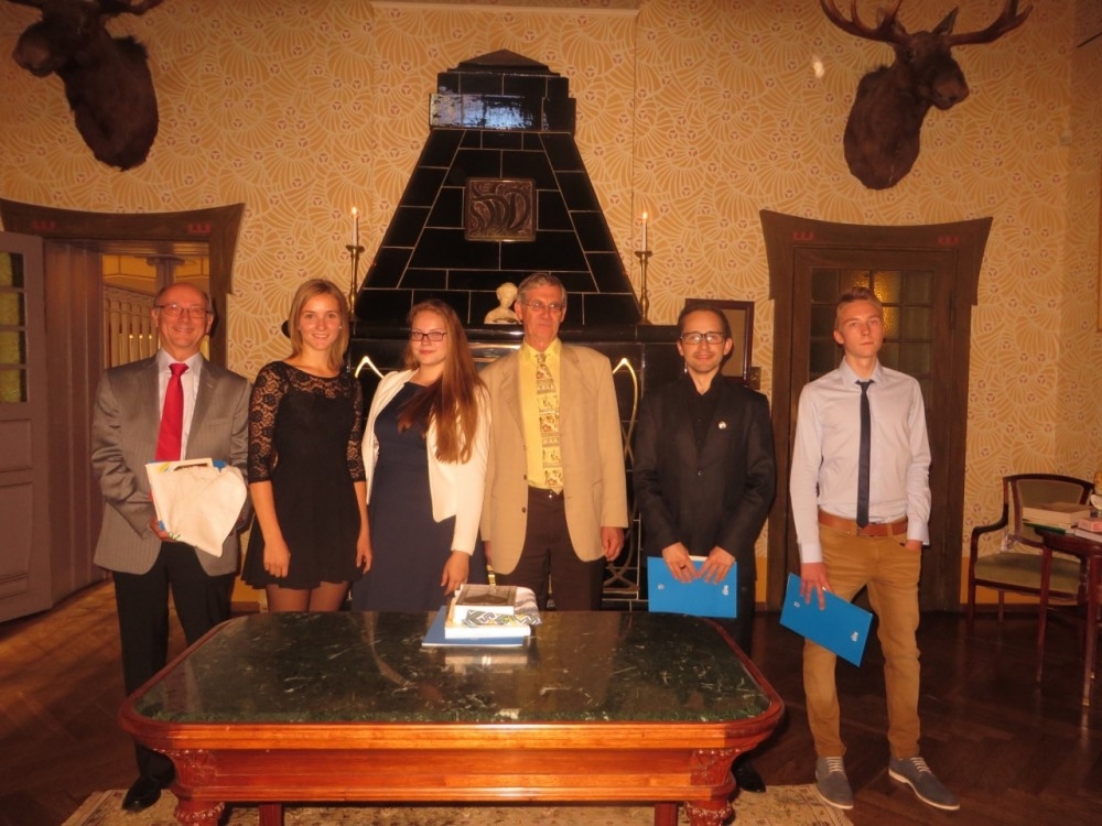 Skrīveriešiem labi panākumu vēsturē. No kreisās: EUROCLIO (Eiropas Vēstures skolotāju biedrība) vēstnesis Benijs Kristersens, Lelde Kalniņa, Ilva Viļuma, EUROCLIO vēstnesis Kriss Rovs, skolotājs Edgars Bērziņš un Eduards Lasmanis.
Autors: o Andreja Upīša Skrīveru vidusskolas albuma