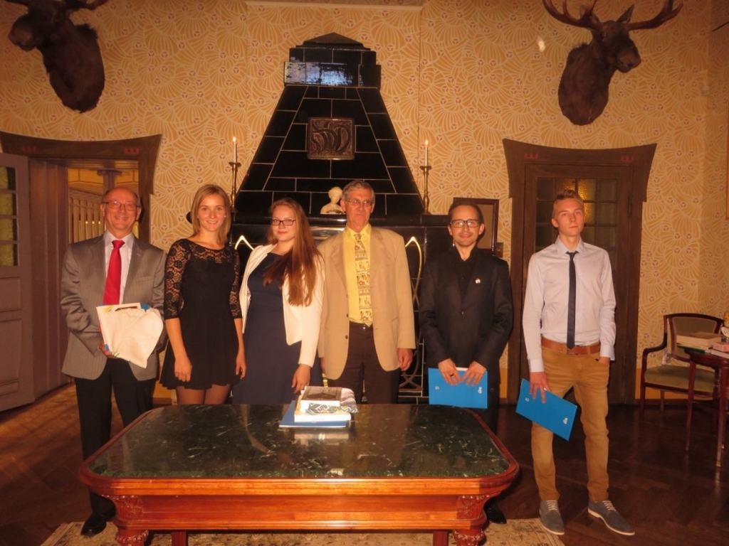 Skrīverieši labi vēsturnieki. No kreisās: EUROCLIO (Eiropas Vēstures skolotāju biedrība) vēstnesis Benijs Kristersens, Lelde Kalniņa, Ilva Viļuma, EUROCLIO vēstnesis Kriss Rovs, skolotājs Edgars Bērziņš un Eduards Lasmanis.      