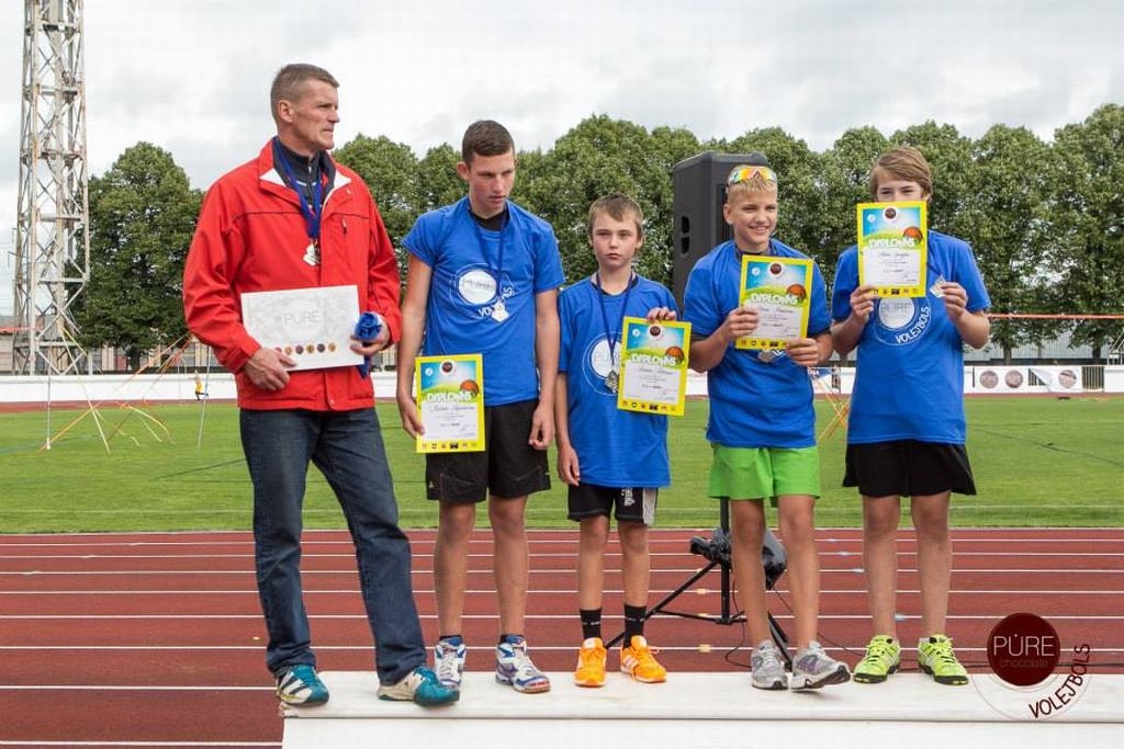 Sudraba medaļnieki. Treneris Ivars Māliņš ar spēcīgo četrinieku — M. Petjukēviču (blakus trenerim), 
R. Pālēnu, D. Derkaču un A. Sproģi.      
Autors: Vadims Morozovs