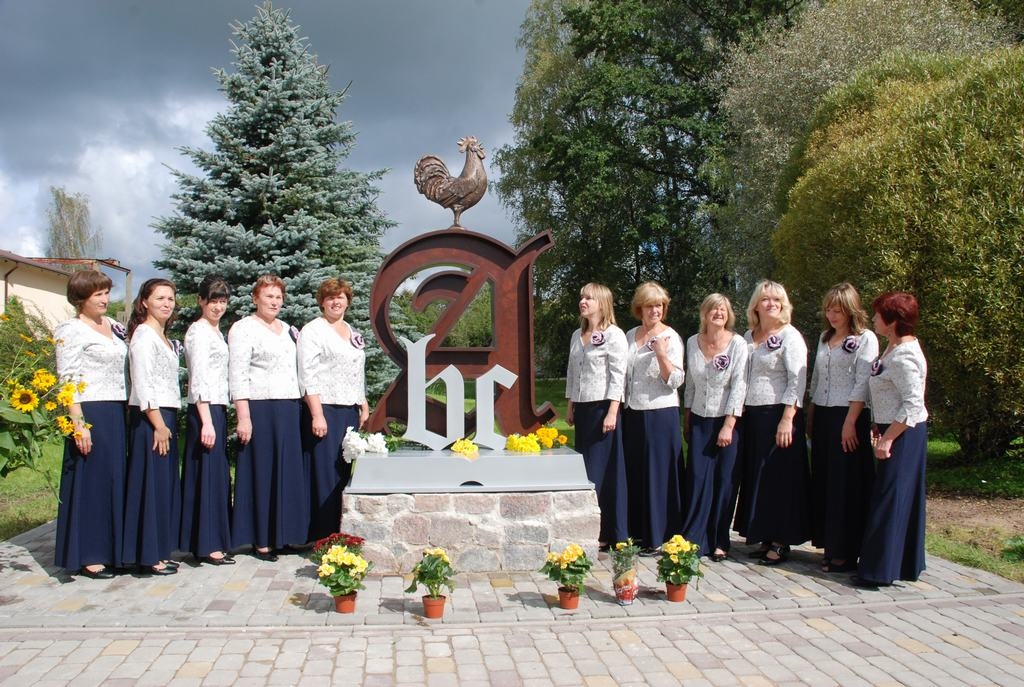 piemiņas zīmes atklāšanā dzied Sunākstes sieviešu vokālais ansamblis “Mežarozes”.        
Autors: Aivars Bite