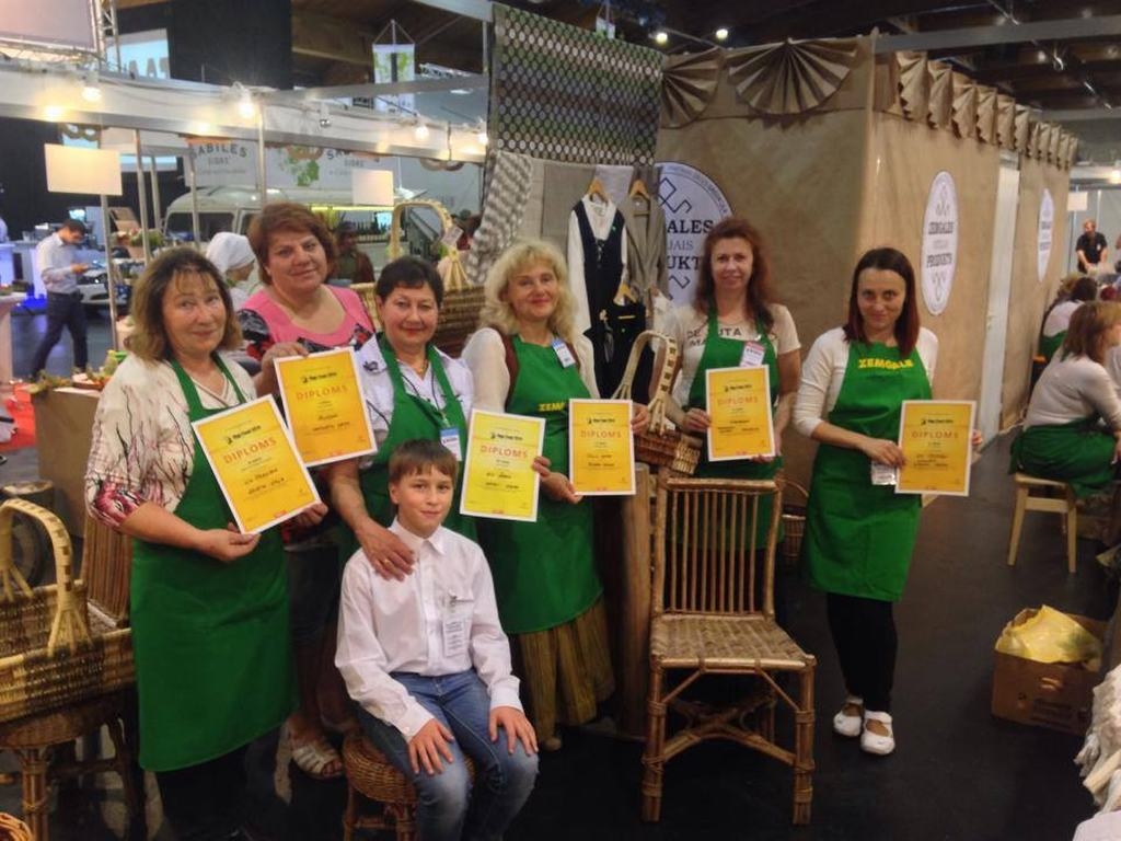 Uzvarētājas. Sandija Golmeistere (otrā no labās),  viņai līdzās Alda Paura (“Sēļu zeme”) un Anna Baumgartena (z. s. “Āres”) ar kolēģēm no citiem Zemgales novadiem.   
Autors: no Zemgales plānošanas reģiona arhīva