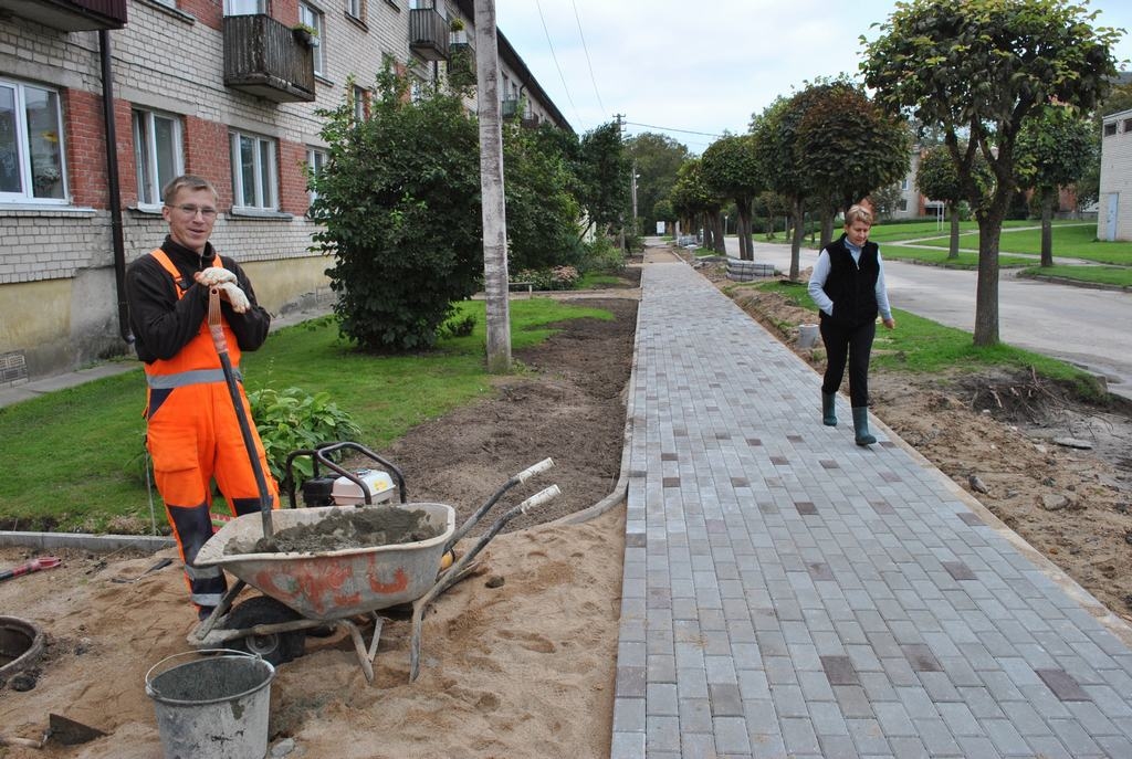 Rūpīgi, kā pats sev. Strādā SIA “Skalds” meistars koknesietis Andris Mucenieks.