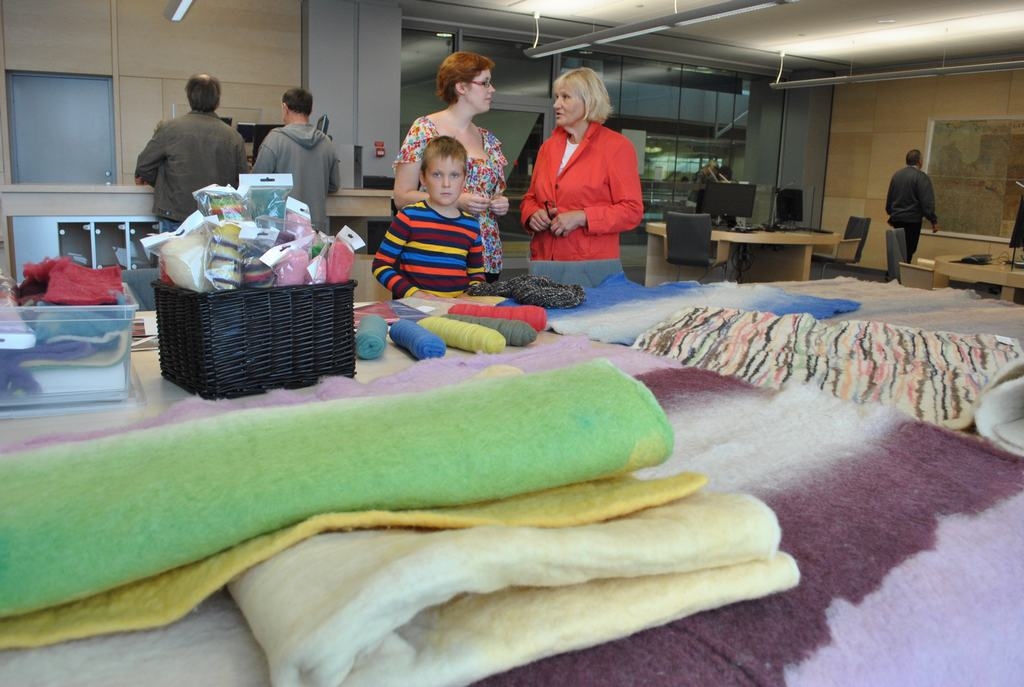 Izstādē Gaismas pilī. Emīls Miks arī prot izgatavot filcētas rotaļlietas. Viņa māmiņai Šarlotei (stāv aiz Emīla) sirdij tuvāki lielformāta darbi. 