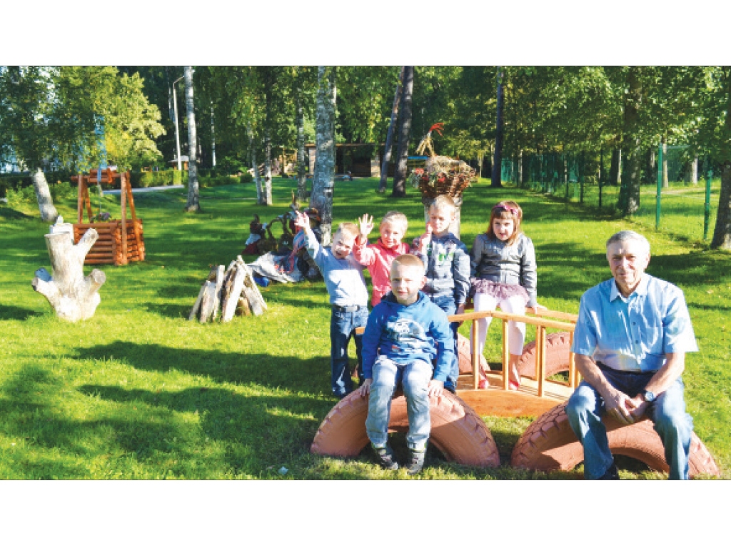BĒRNIEM PRIEKS. Aizkraukles novada pirmsskolas izglītības iestādes “Zīlīte” audzēkņiem patīk rotaļāties jaunajā dabas stūrītī. No labās — Vladislavs Meščerjakovs.	   