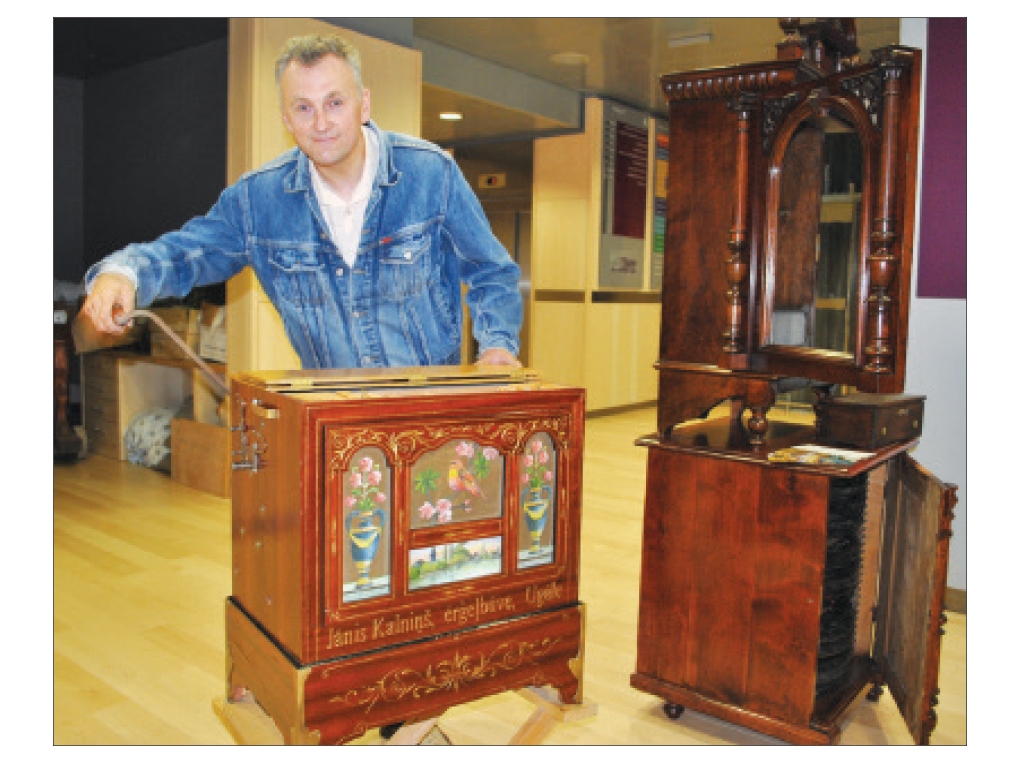 Tapis Ugālē. Leijerkaste ir 1880. ga­dā būvēta instrumenta kopija. Šis Jāņa Kalniņa būvētais instruments ikdienā apskatāms Ventspils muzejā.