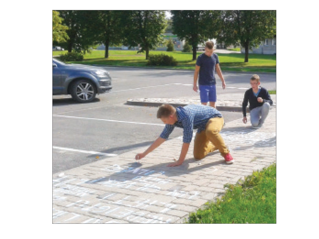 “Dzejas ceļš”. Gājēju ietve posmā no Aizkraukles novada ģimnāzijas līdz pilsētas bibliotēkai bija klāta dzejas rindām.
Autors: no Aizkraukles pilsētas bibliotēkas arhīva