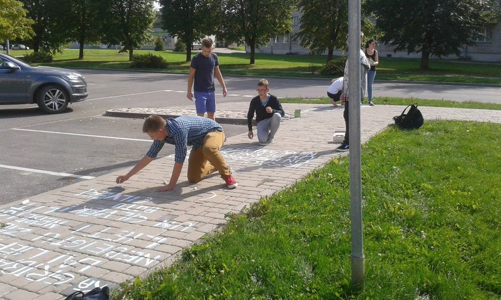 “Dzejas ceļš”. Gājēju ietve posmā no Aizkraukles novada ģimnāzijas līdz pilsētas bibliotēkai bija klāta dzejas rindām.
Autors: no Aizkraukles pilsētas bibliotēkas arhīva