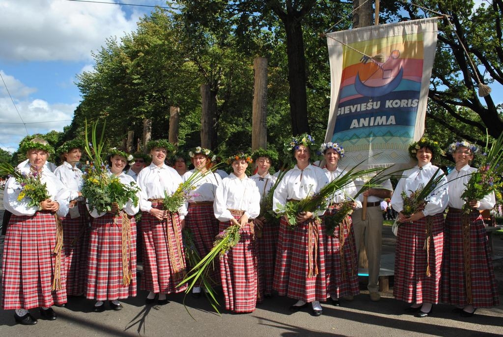 Sāk šodien. Kokneses pagasta sieviešu kora “Anima” dalībniecēm pirmais mēģinājums šosezon ir šodien. Attēlā — kora dalībnieces pirms Dziesmu svētku gājiena 2013. gadā.