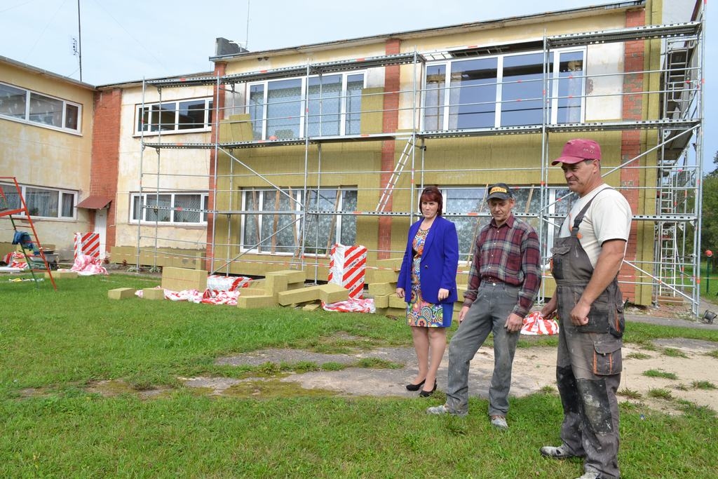 Bērnudārzam būs jauna “seja”. Bērnudārza vadītāja Inese Ribakova, uzņēmuma “KMT Projekts” meistari Ainārs Viducis un Jānis Rutkēvičs.
Autors: Imants Kaziļuns