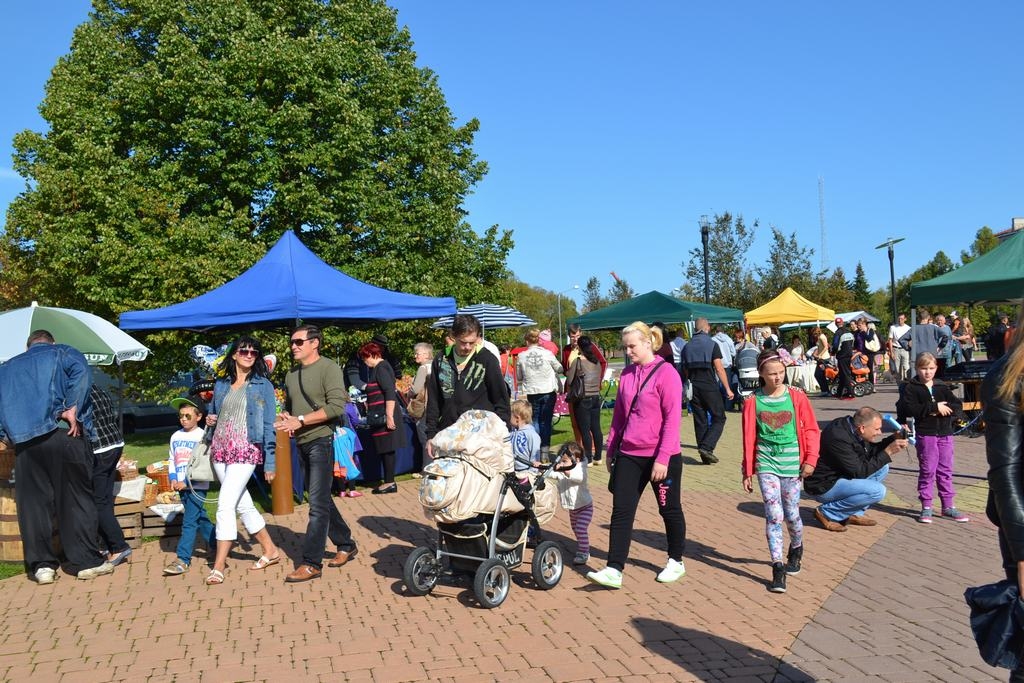 LIELA INTERESE. Tēva dienas pasākumu Aizkrauklē apmeklēja daudz ģimeņu.  
Autors: Guna Mikasenoka