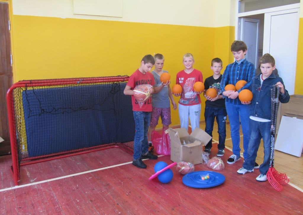 Jauns sporta inventārs. Kokneses internātpamatskolas — attīstības centra audzēkņi ir priecīgi par jauno inventāru, kas sporta stundas padarīs aizraujošākas.

Autors: personīgā albuma