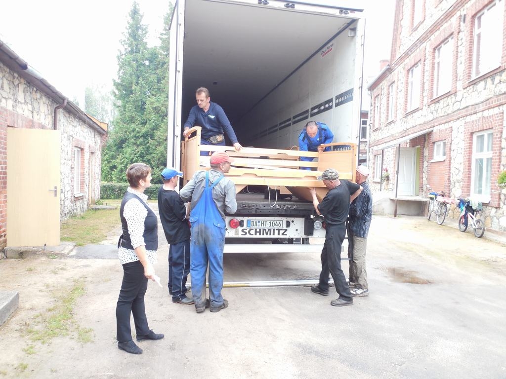 Funkcionālās gultas pansionātam ir liels ieguvums. No kreisās - Ingrīda Caune. 
Autors: Sandra Pumpure