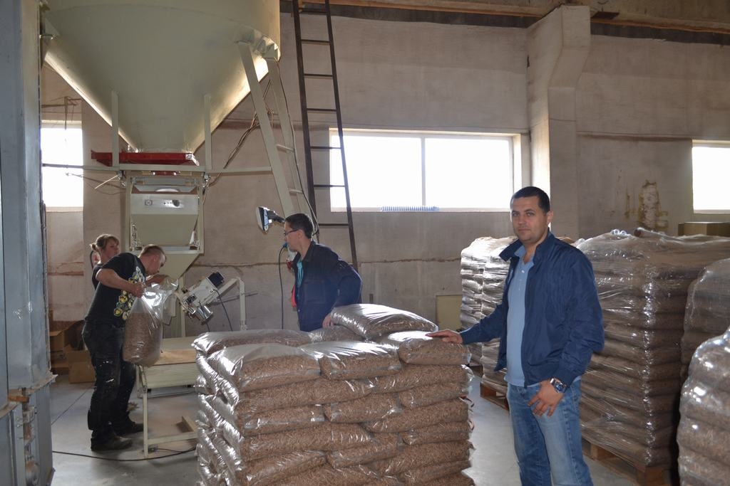 KOMANDAS DARBS. Safasētā produkcija gulst uz paletēm. No labās — ražotnes vadītājs Nikolajs Domanickis. 
Autors: Sandra Pumpure