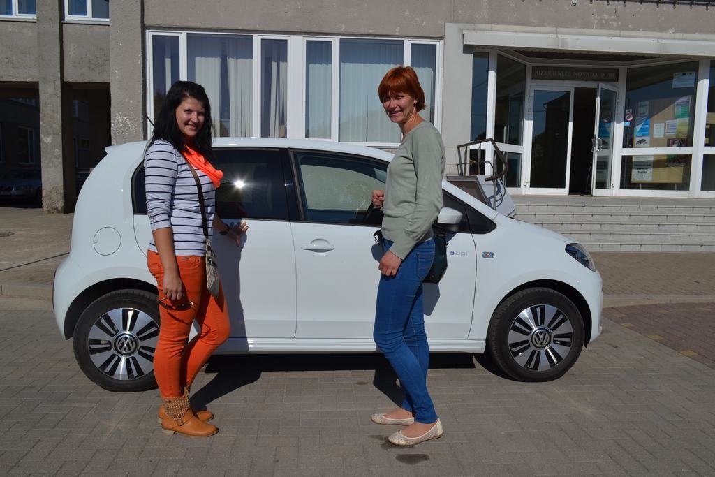 LABPRĀT AR TĀDU BRAUKTU. “Maza, ērta, pievilcīgs dizains, un galvenais — darbojas ar elektrību. Es noteiktu tādu gribētu!” saka kādreizējā sunākstiete, tagad aizkraukliete Aiga Mīlīga (pa kreisi). Viņai piekrīt arī Lidija Perepečai no Daudzevas.  
Autors: Guna Mikasenoka