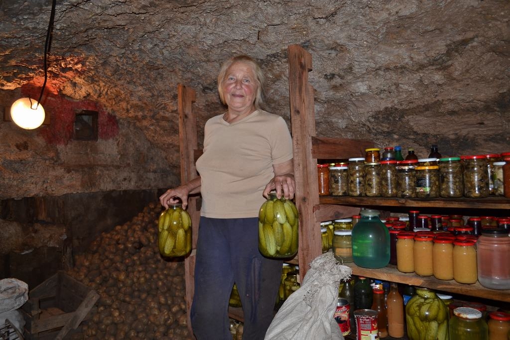 Pietiks līdz pavasarim. “Strautmaļu” saimniece Līvija Valdheima cītīgi piepilda pagraba plauktus.
Autors: Imants Kaziļuns