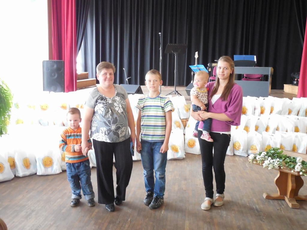 “PIECĪŠI”. Fedosejevu ģimenē māmiņa Vita (otrā no kreisās) un tētis Mihails, kurš nepiedalījās pasākumā, jo todien strādāja, audzina piecus bērnus. Attēlā — Gabriels (no kreisās), Filips, Estere  ar jaunāko atvasīti Mariju. Fotografēšanas brīdī klāt nebija arī  vecākā dēla Marka, kurš mācās Rīgā.  

