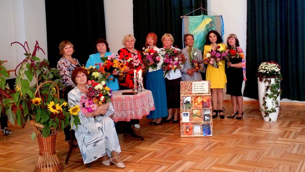 “MAZĀ TAKA”  — apvienības vadītāja Maija Stepēna (no kreisās), Anita Liepiņa, Dzidra Čumakeviča,  Olga Kļaviņa, Sarmīte Rode, Ārija Āre, Juris Siliņš  un dziesmu izpildītāja Iveta Lapteva. 

Autors: no Anitas Liepiņas albuma