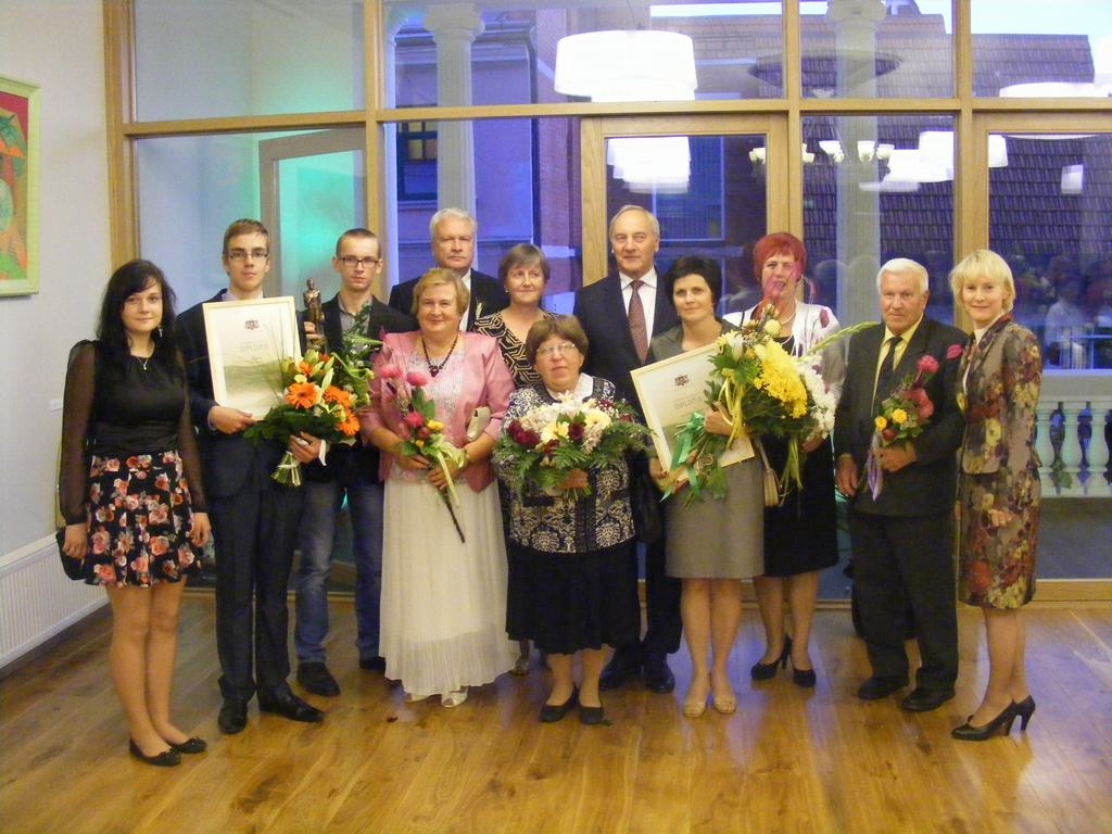 Latvijas labākais mazpulks. Neretas novada mazpulcēni — Elīna Seņkova (no kreisās), Sandis Gadišķis, Neretas novada mazpulka priekšnieks Henriks Pupelis — un Neretas novada 116. mazpulka vadītāja Lidija Ozoliņa (vidū) kopā ar zemkopības ministru Jāni Dūklavu un Valsts prezidentu Andri Bērziņu “Sējēja” balvas pasniegšanas pasākumā.                                                                                                                                   
Autors:  Zane Šteinberga