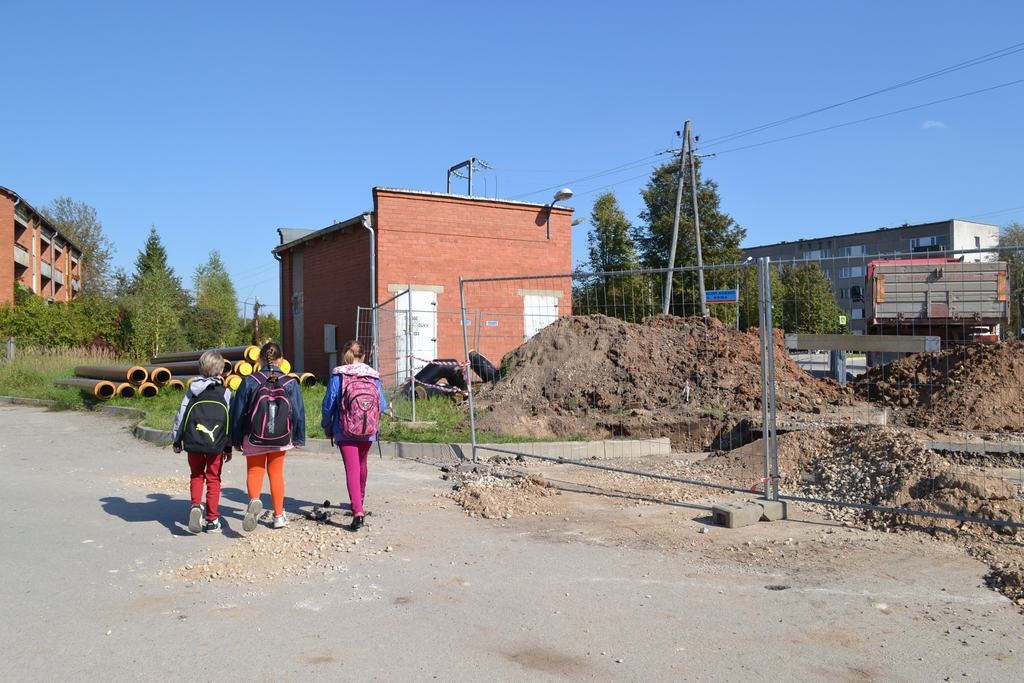 Ceļš uz skolu. Būvobjekts mācību iestādes tuvumā rada papildu bīstamību, tāpēc par drošību  vajadzētu runāt gan skolā, gan mājās. 

Autors: Imants Kaziļuns