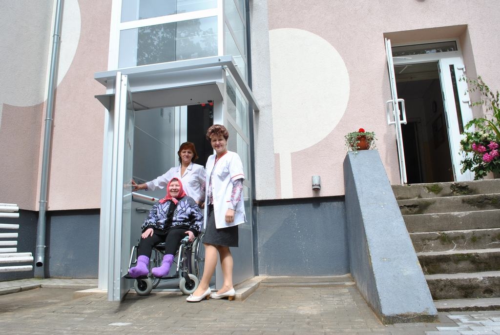 SLIMNĪCA ŠODIEN. Neretas sociālās aprūpes centra vadītāja Ina Riekstiņa (no labās) ar aprūpētāju Valēriju Ķibildi un iemītnieci Nijeli Jegorovu. 

Autors: no “Staburaga” arhīva